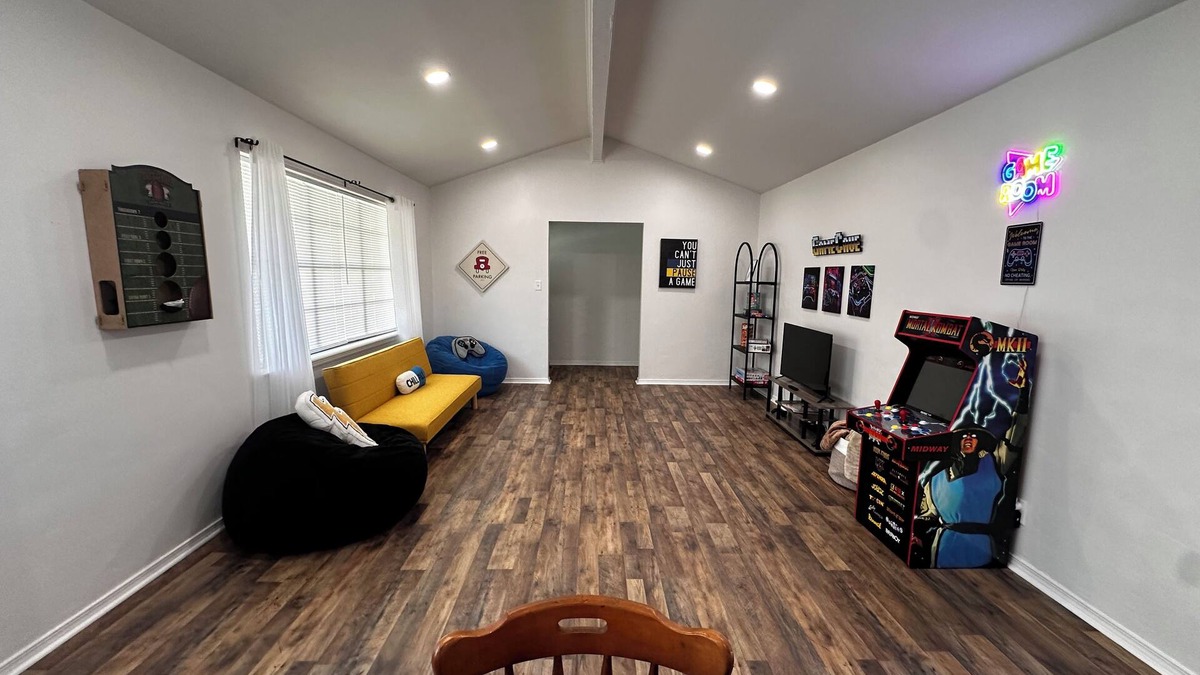 South Tulsa House | Arcade Poker & Games- Pet Friendly! Sleeps 9! 2 living areas - Fully Remodeled!