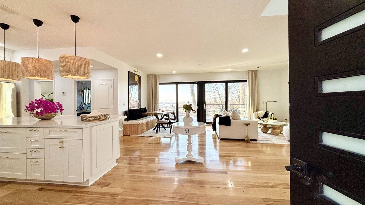 Fairview Heights House | Arch View Luxury Home 5 minutes to St. Louis:Private Pool,Sauna,Free Wine&Brkfst