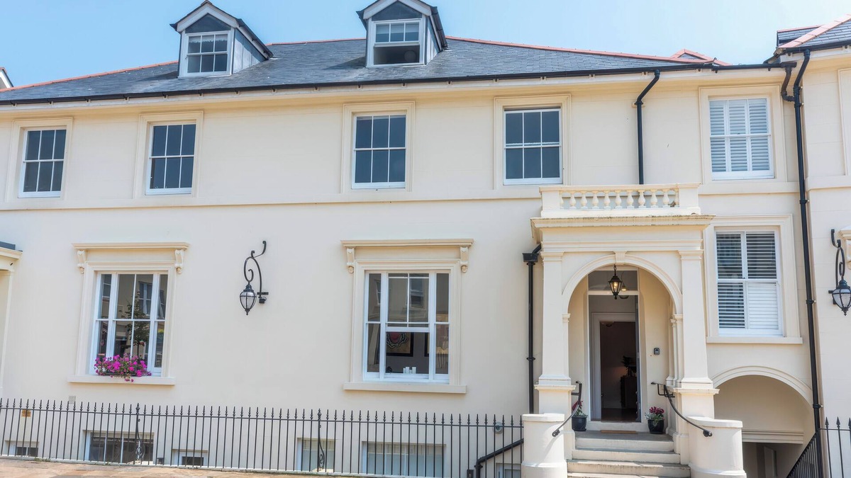 St Leonards-On-Sea Cottage | ARCHERY RETREAT, pet friendly, with a garden in St Leonards-On-Sea