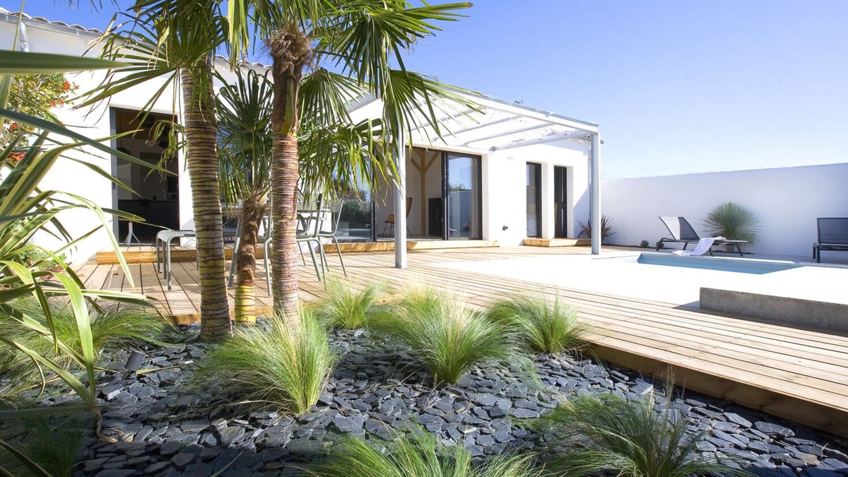 Sainte-Marie-de-Re Villa | Architect-designed villa with heated pool
