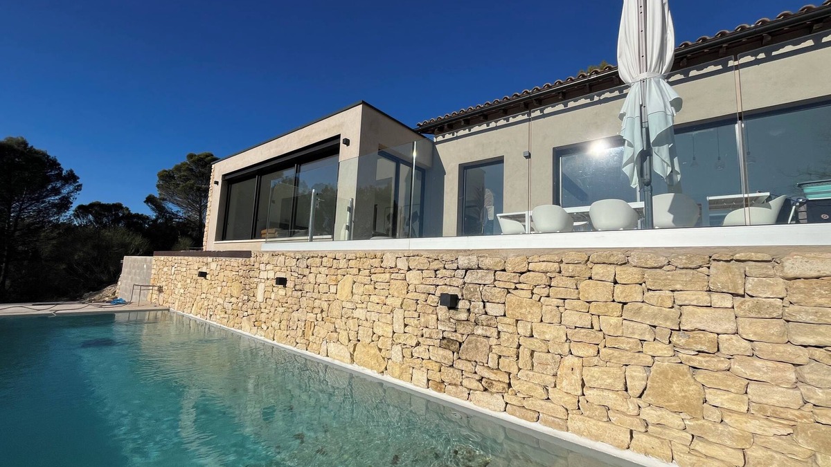 Malemort-du-Comtat Villa | Architect-designed villa Le Panda Blanc. Nature and absolute calm. At the gateway to the Luberon