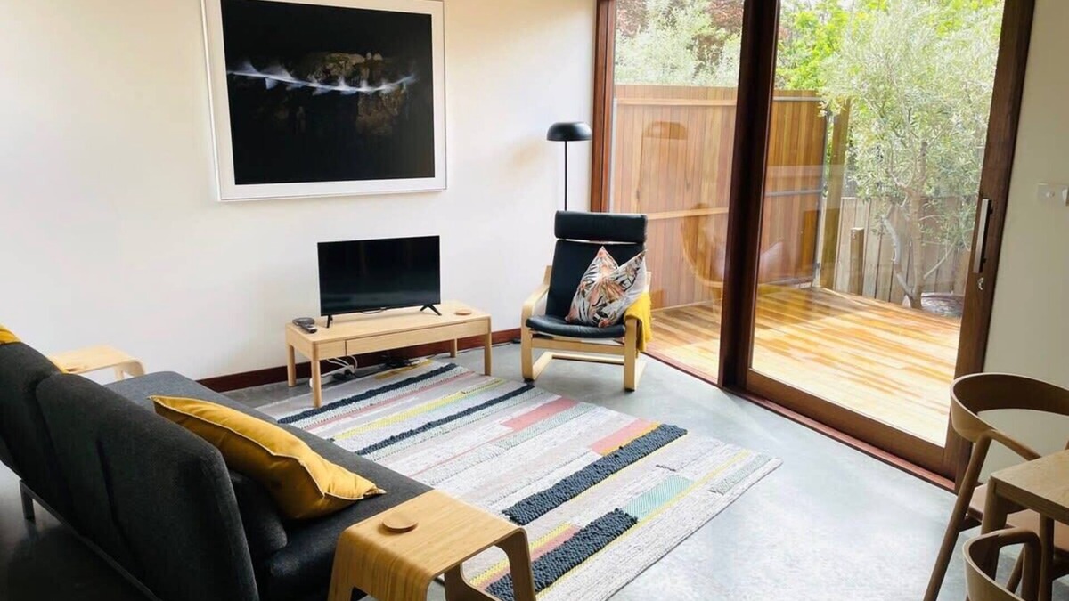 South Hobart House | Architect-Designed Studio Retreat in Prime South Hobart