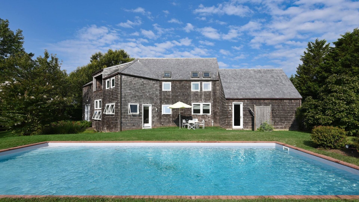 Bridgehampton House | Architect designed house near ocean on huge reserve.