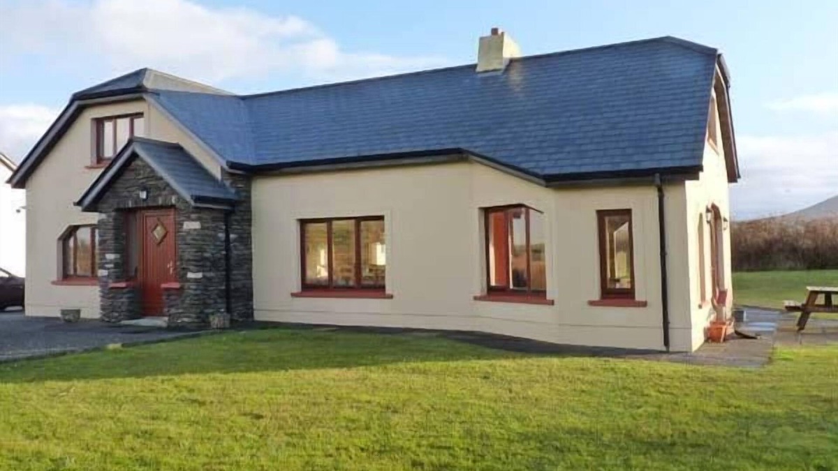 Ballineanig Cottage | ARCHITECT HOUSE, family friendly in Ballyferriter, County Kerry