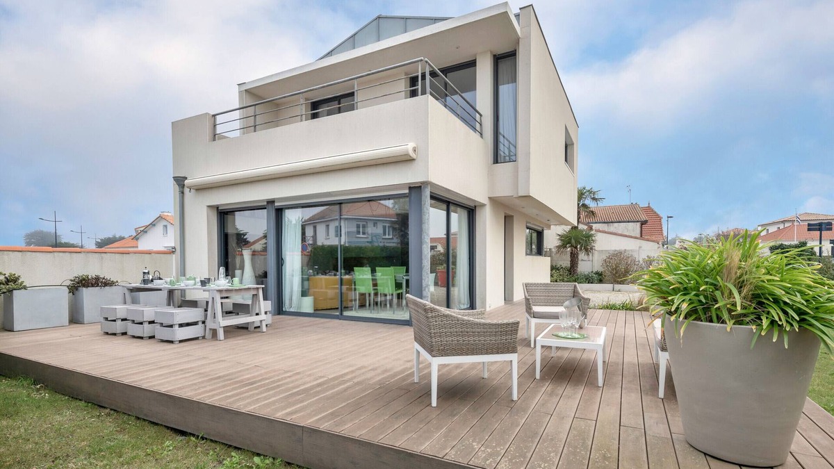 La Plaine-sur-Mer Ski Chalet | Architect's House Facing the Sea in La Plaine sur Mer