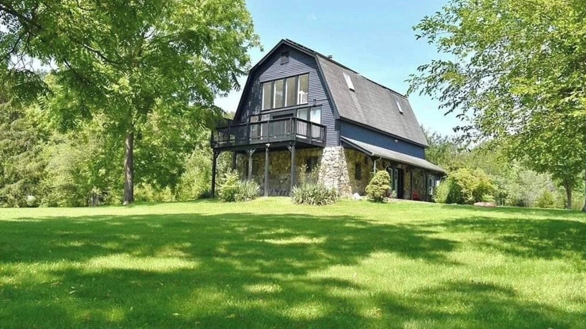 Middle Hope Villa | Architect's Villa in Hudson Valley 4 bdrm Sleeps 9 Pet Friendly 90 min. from NYC