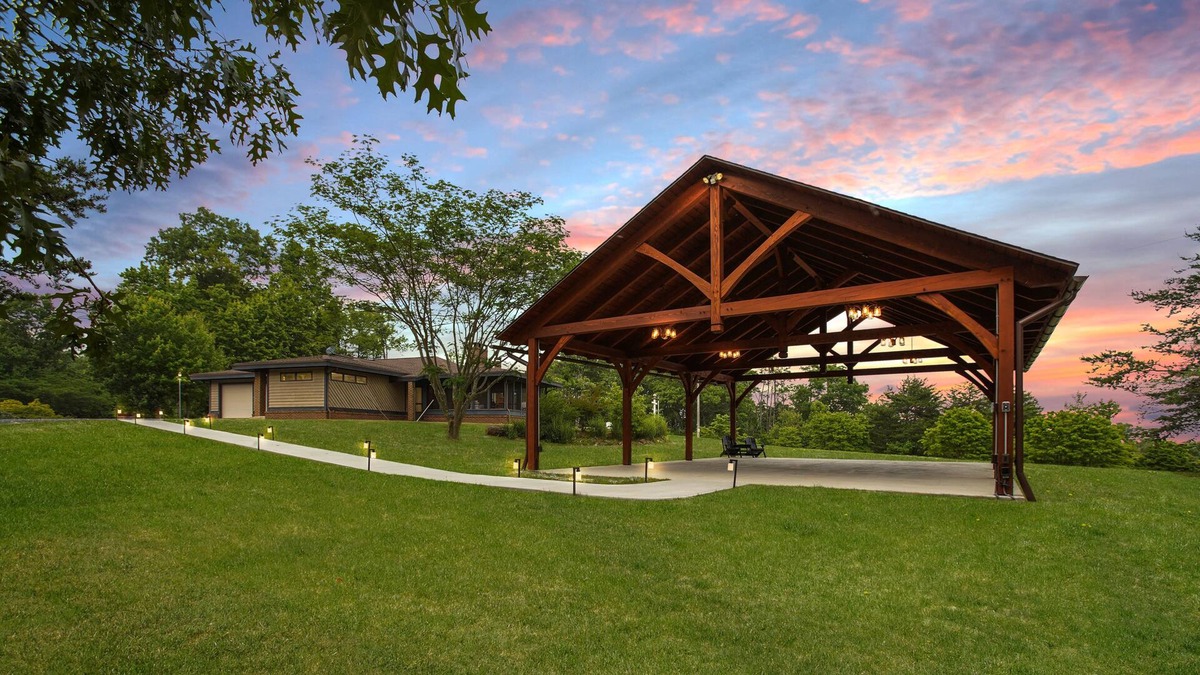 Warfordsburg House | Architectural Havel w/ Stunning Views | 6BR/4BA | Pavillion & Pickleball + Hot Tub | Sideling Hills