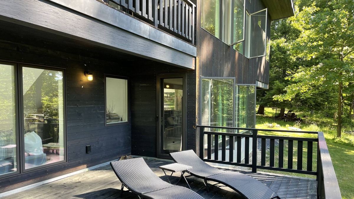 Town of Marbletown House | Architectural Modern escape tucked in a quiet wooded neighborhood