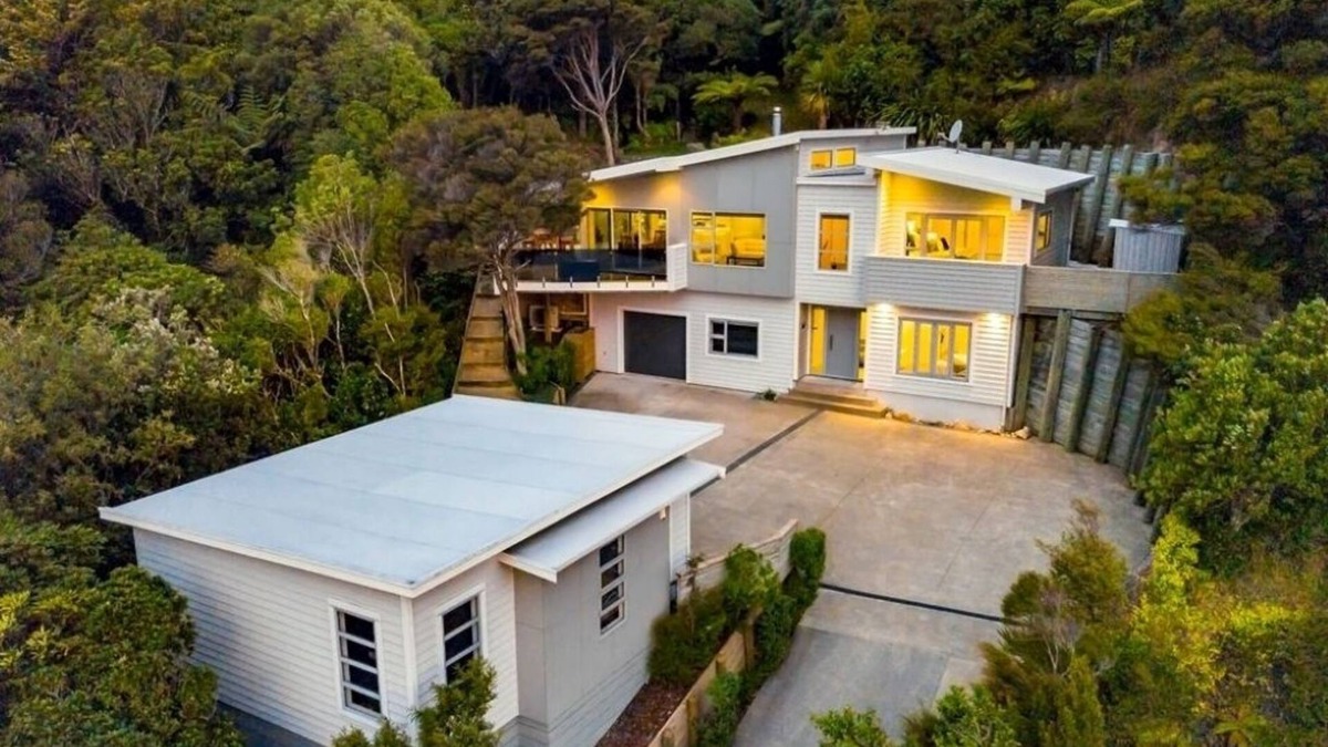 Lower Hutt House | Architectural seated in the bush, with a stream connects you to Papatuanku.