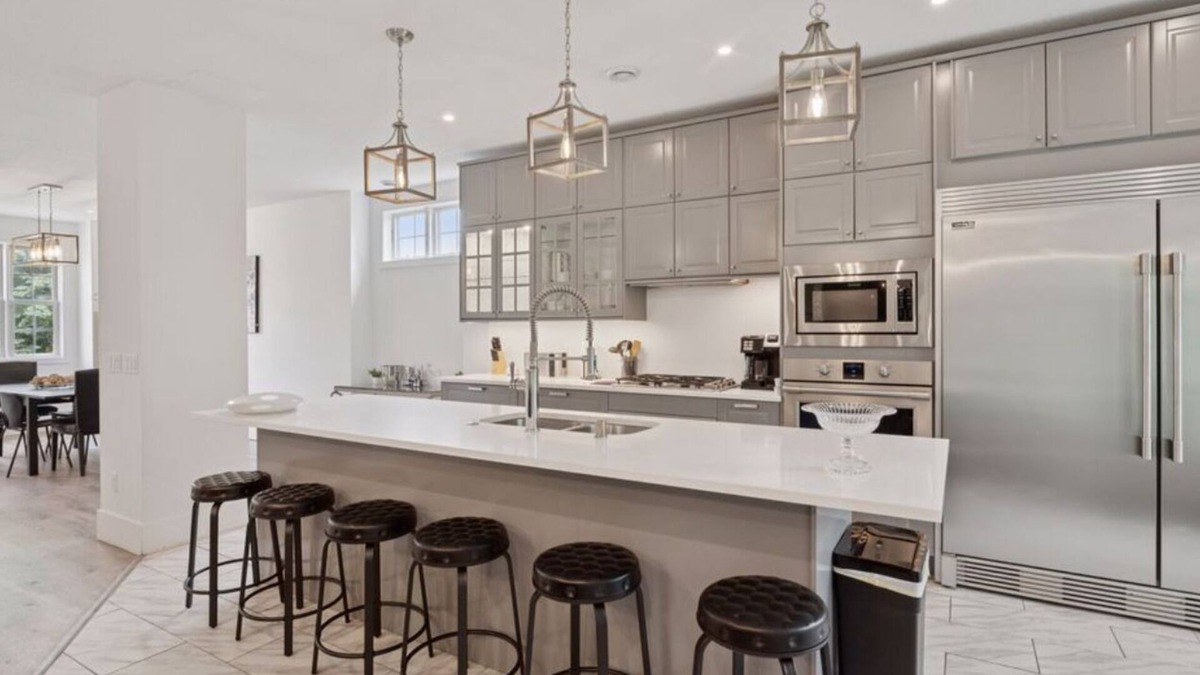 Wayzata House | Architecturally designed 4 bedroom home walking distance to downtown Wayzata