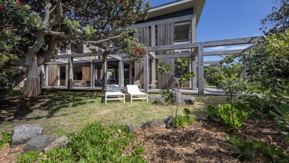 Piha House | Architecturally designed beach front house