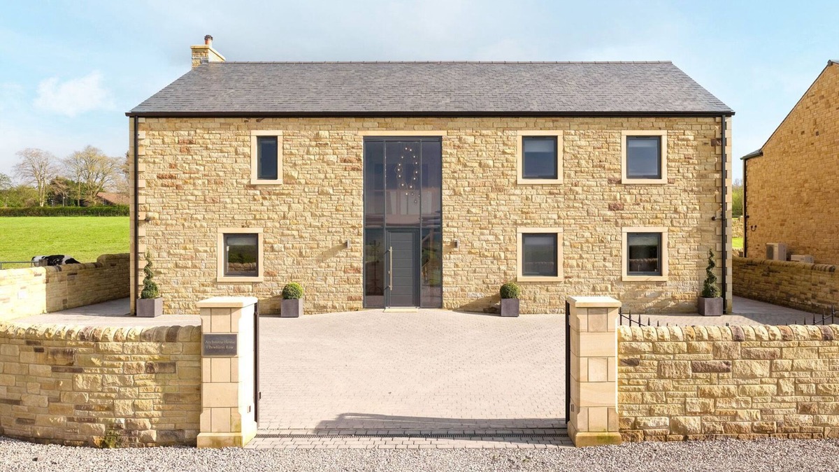Blackburn Cottage | ARCHSTONE HOUSE, family friendly, with hot tub in Langho, Lancashire