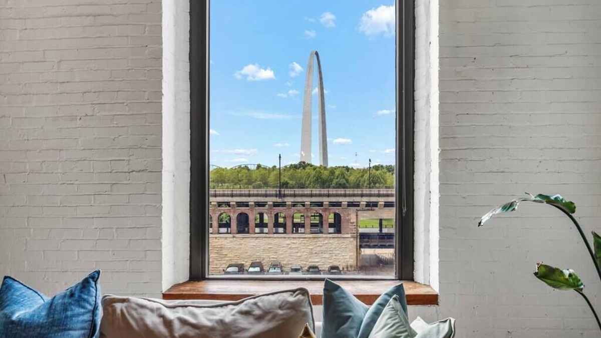 Downtown St. Louis Apartment | Archview Riverfront Loft – Walk to Stadium, Conventions & Casino - Gated Parking