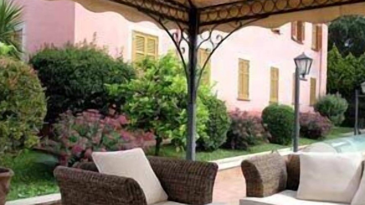 Tuscolano Hotel | Arco di Travertino