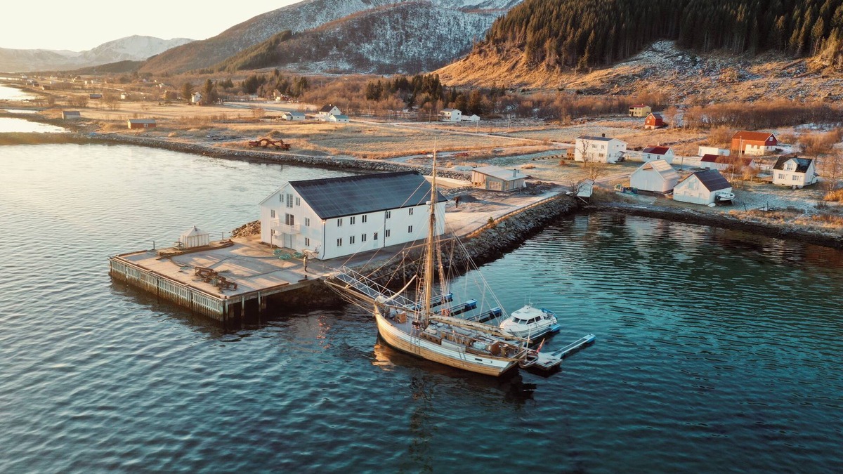 Andoy House | Arctic Ocean Lodge