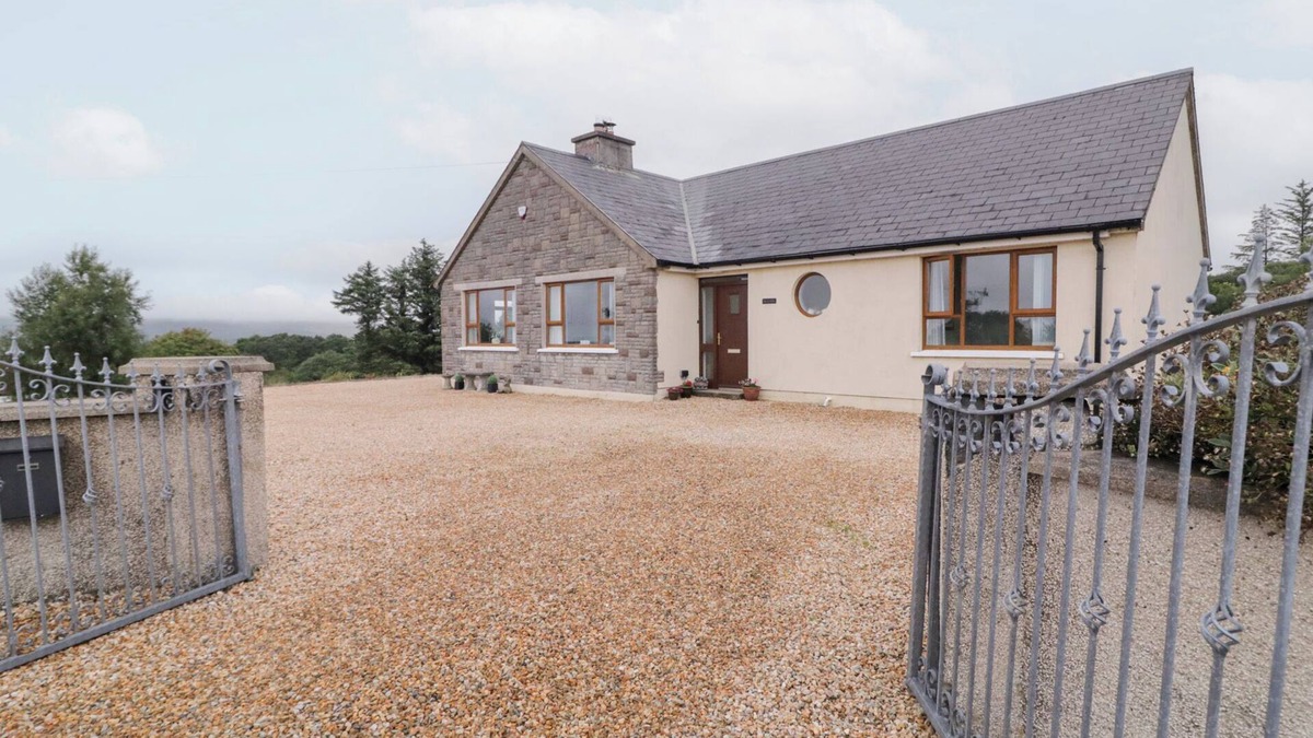 Glenties Cottage | ARD NA GRÉINE, family friendly in Glenties, County Donegal