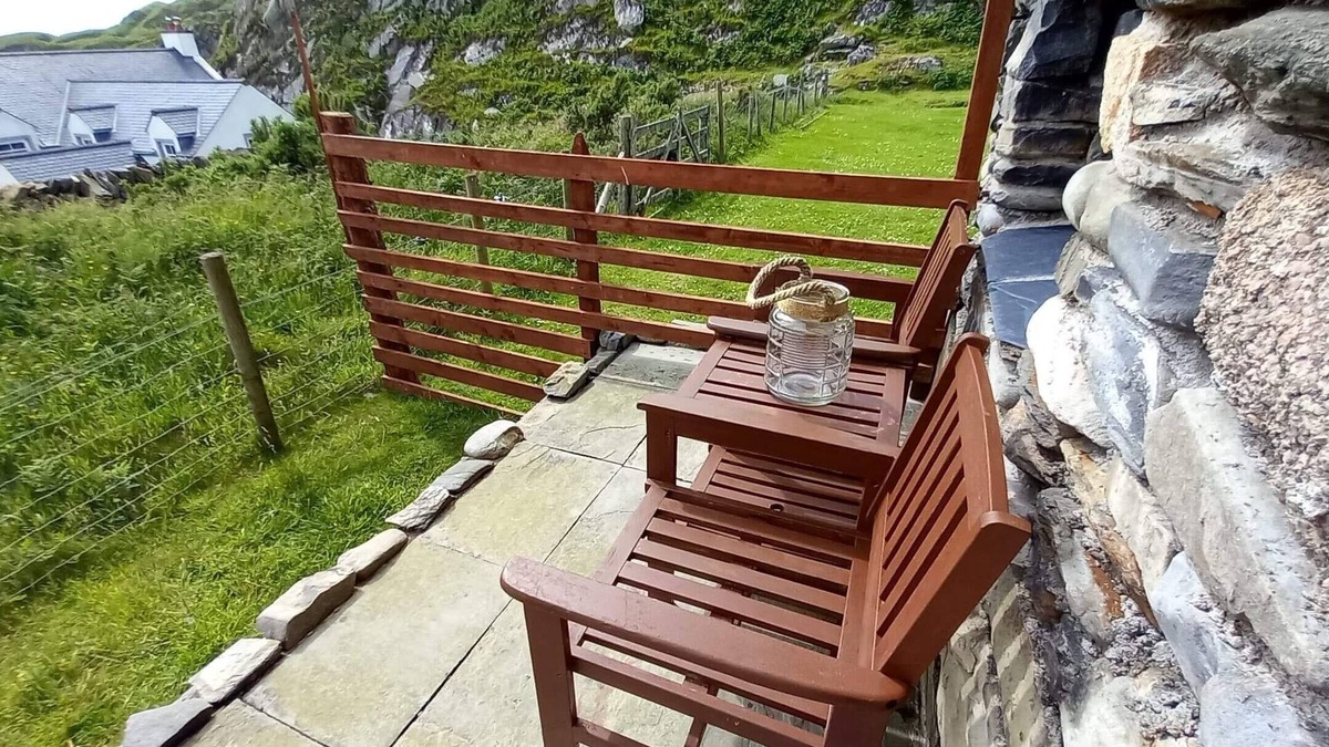 Uisken Cabin | Ardchiavaig Cabin - 100m from the beach, stunning views.