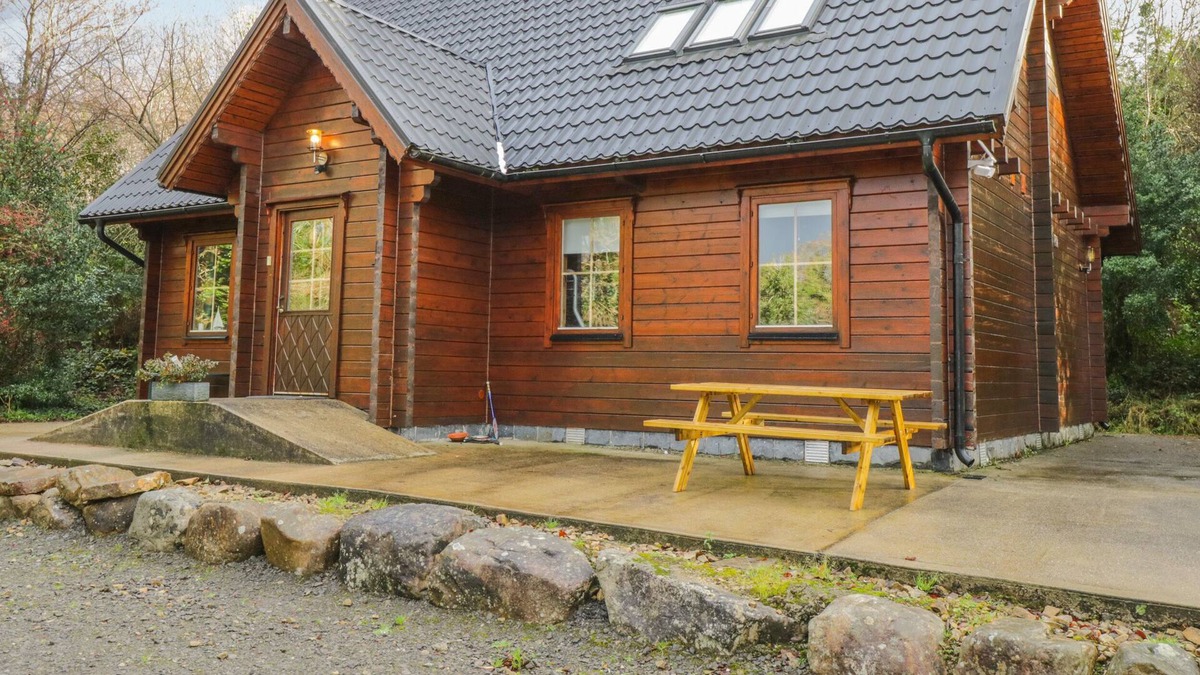 Ballinagleragh Cabin | ARDCUILLEAN, pet friendly in Ballinaglera, County Leitrim