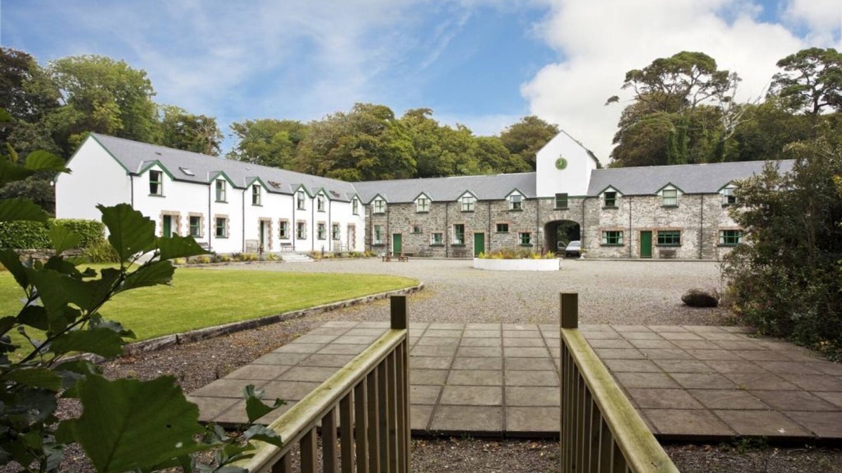 Ballylickey Cottage | Ardnagashel Est No 2 - a two story that sleeps 4 guests in 2 bedrooms