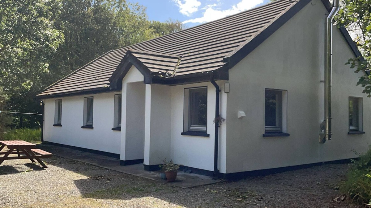 Ardnatrush Cottage | Ardnagashel Est No 8 - a two story that sleeps 6 guests in 3 bedrooms