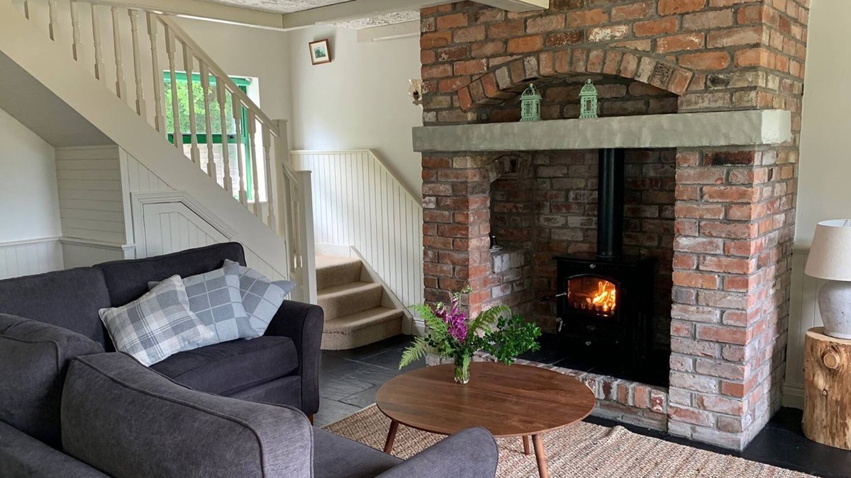 Ballylickey Cottage | Ardnagashel Est No 3 - a two story that sleeps 4 guests in 2 bedrooms