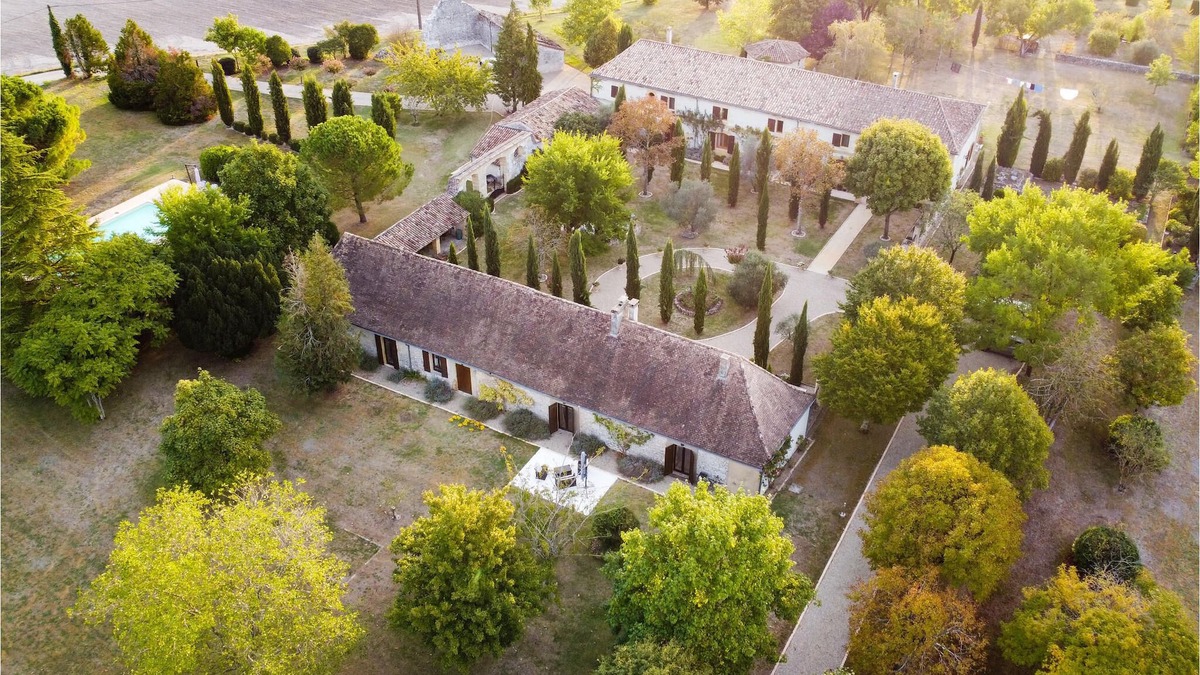 Le Cler House | Are you dreaming of a peaceful vacation with French flair? Then this charming, spacious stone house