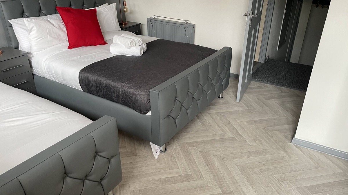 The Westside House | Arena Central - 6 beds 2 bathrooms parking great location for work or leisure.