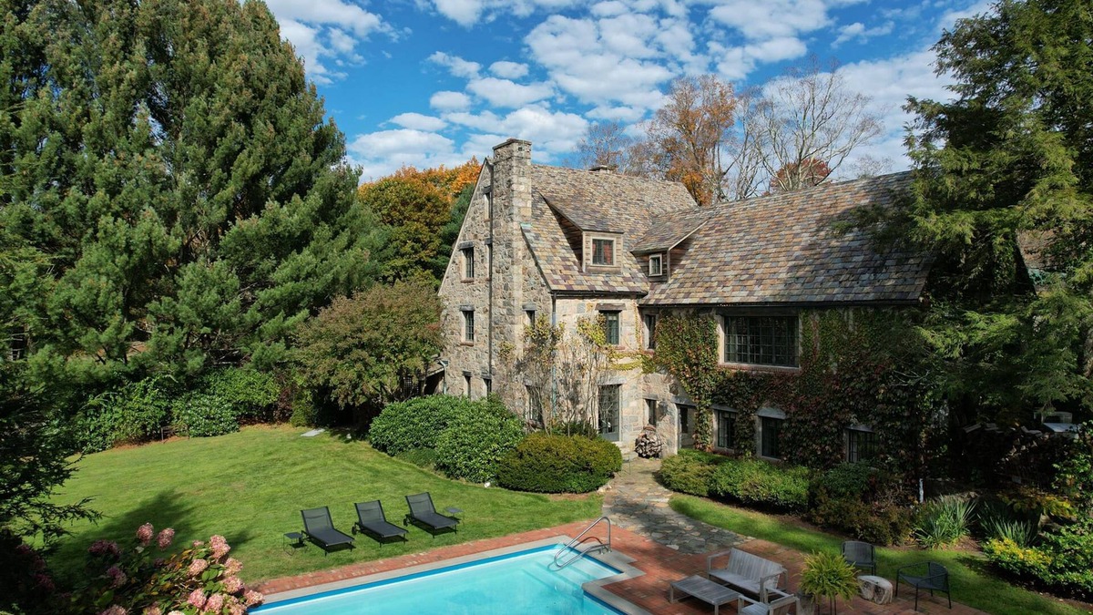 Northwest Harwinton Villa | Argyll House by Boutique