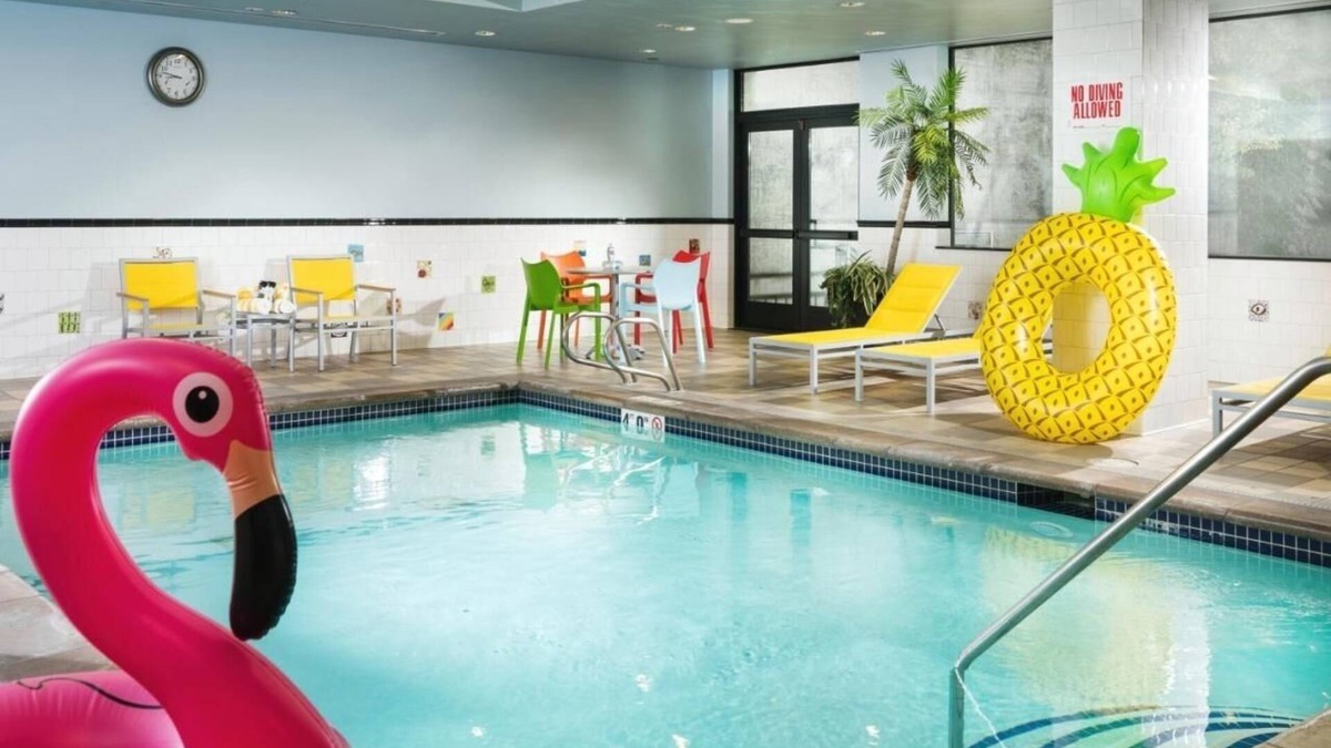 Lower Queen Anne Hotel | Aria King at The Maxwell: Indoor Pool, Pet-Friendly, Near Seattle Center