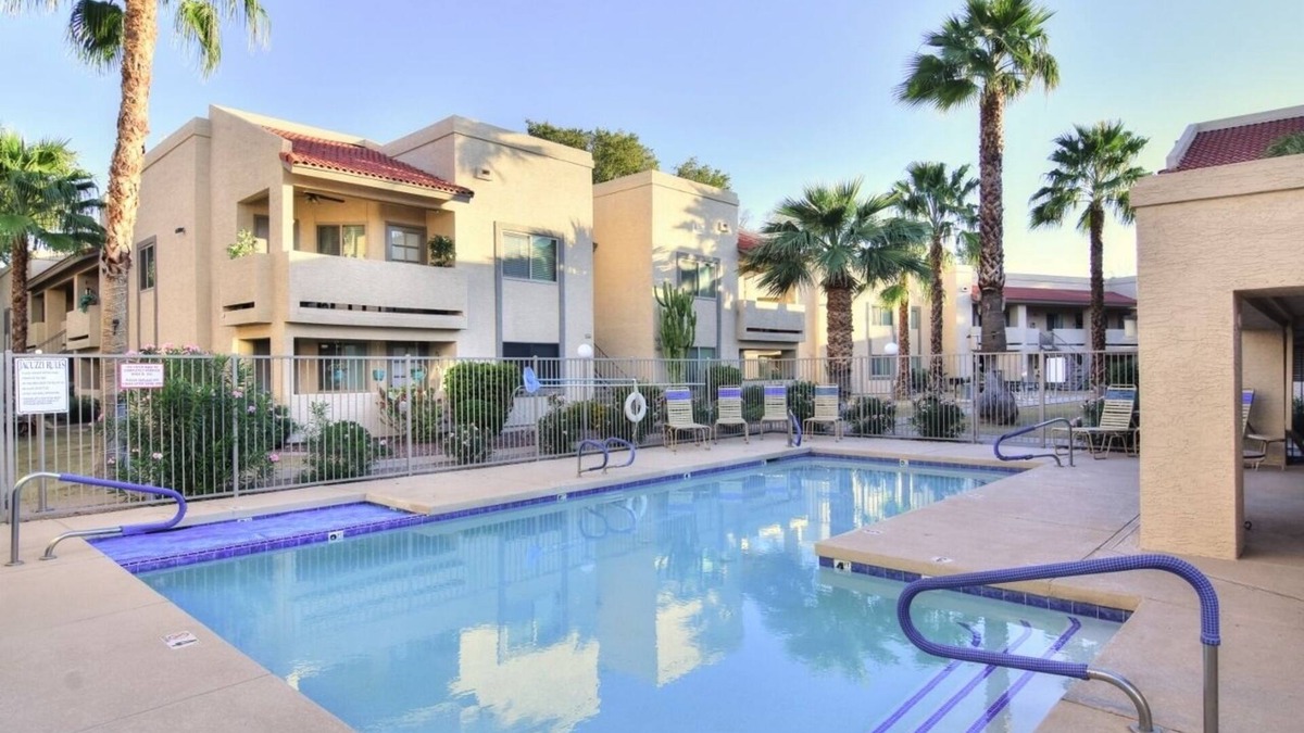 East Mesa Condo | Arizona Sunshine Condo overlooking the Pool/Hot Tub! Pets Welcome!