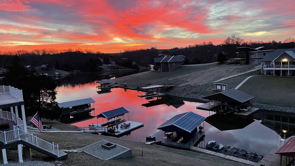 Williamstown Cabin | Ark Encounter - Lake Front Cabin, Large Dock, Screened Porch Outdoor Living!