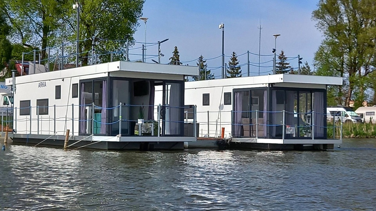 Mielno Boat Rental | Arka 2 domki na wodzie z rowerem wodnym centrum Mielno