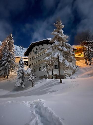 Stueben Bed & Breakfast | Arlberg Motel Ski-In & Ski-Out access to Austrias largest ski area