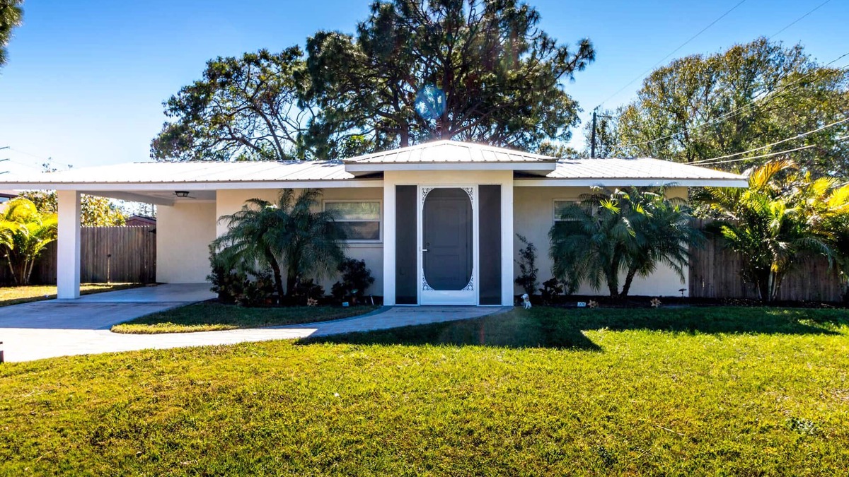 Arlington Park House | Arlington Park Amazing Location Pet Friendly 2 Master Suites Home