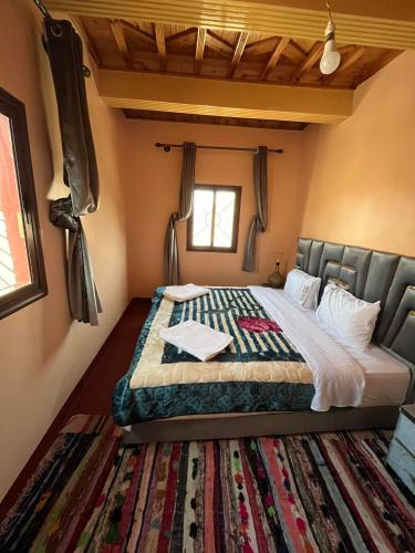 Aroumd House | armed family lodge