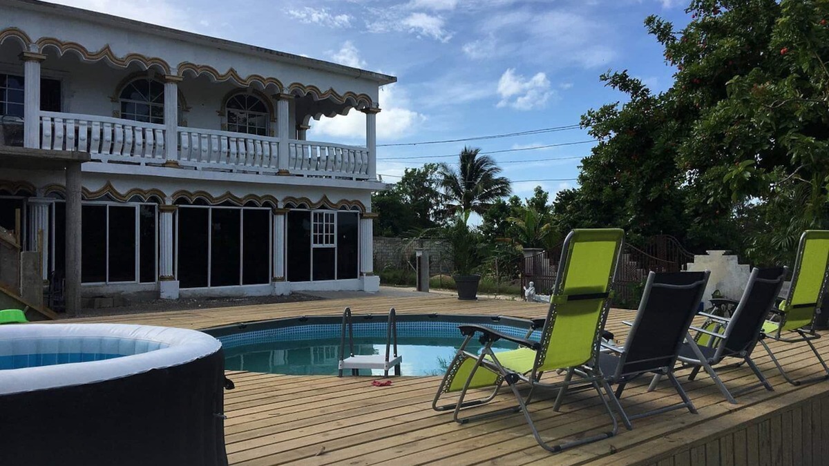 Sandy Bay Villa | Arms of Charms Guesthouse