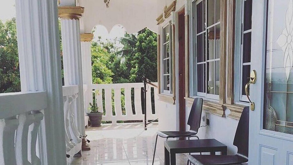 Sandy Bay House | Arms Of Charms Guesthouse