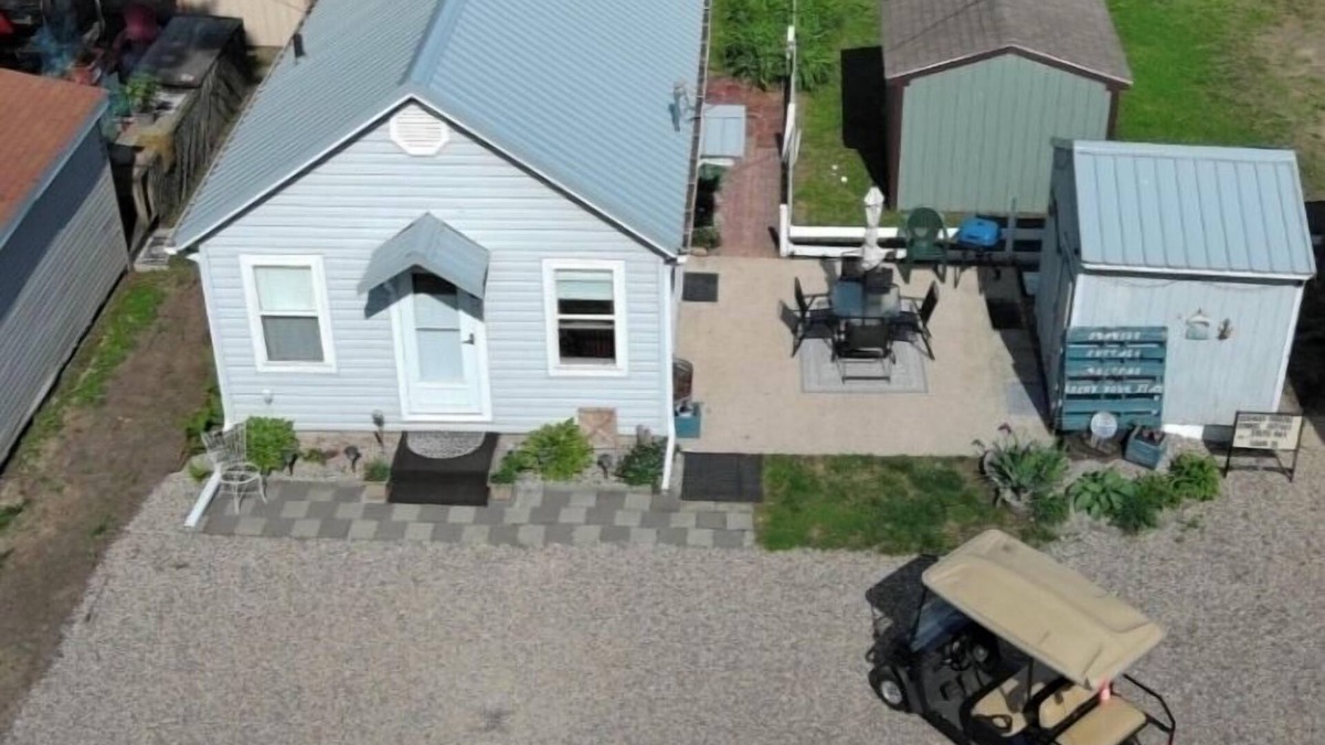 Arnolds Park Cottage | Arnolds Park Cozy Cottage & Gazebo Steps to Okoboji Lake & Park