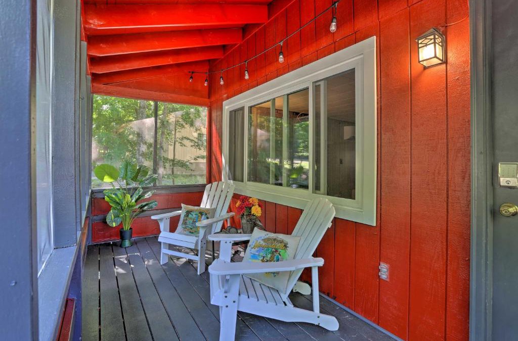Thornhurst House | Arrowhead Lake Amenities Quaint Home with Fireplace