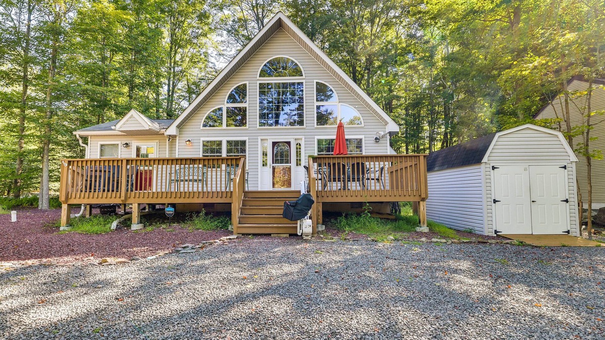 Pocono Lake Cabin | Arrowhead Lake Cabin w/ Hot Tub & Fire Pit!