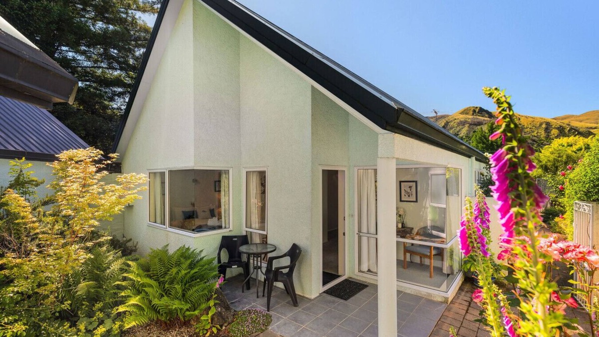 Arrowtown House | Arrowtown Great location-sunny comfy home