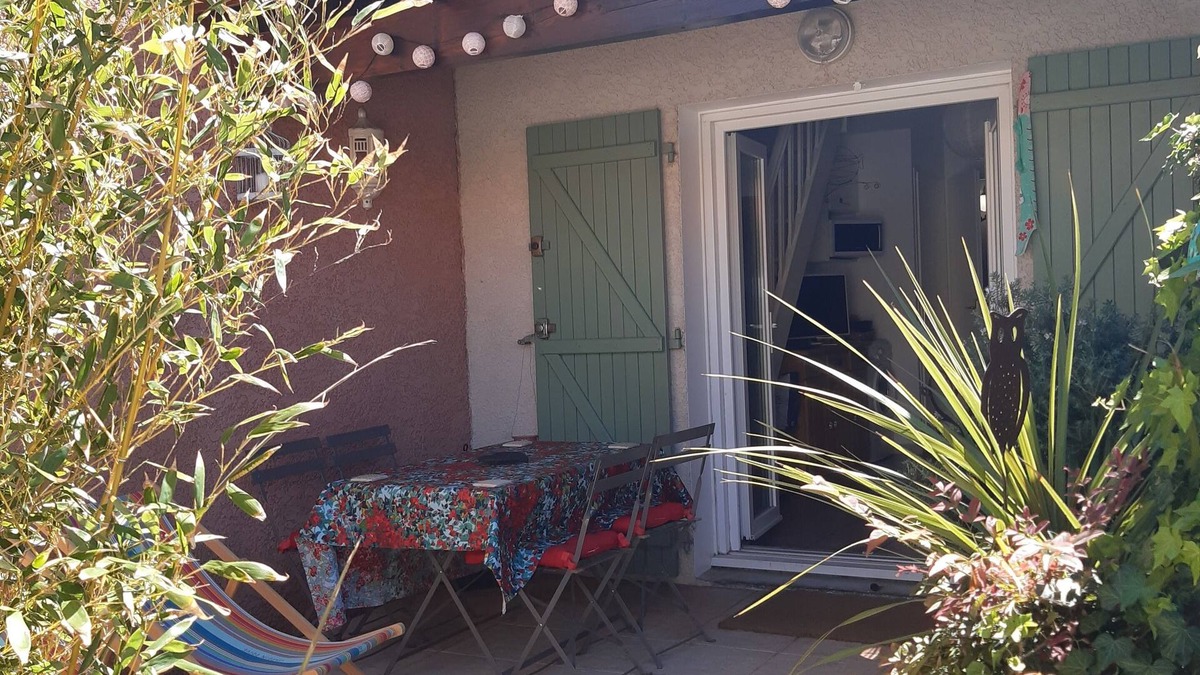 Narbonne-Plage House | Art and bamboo at the beach