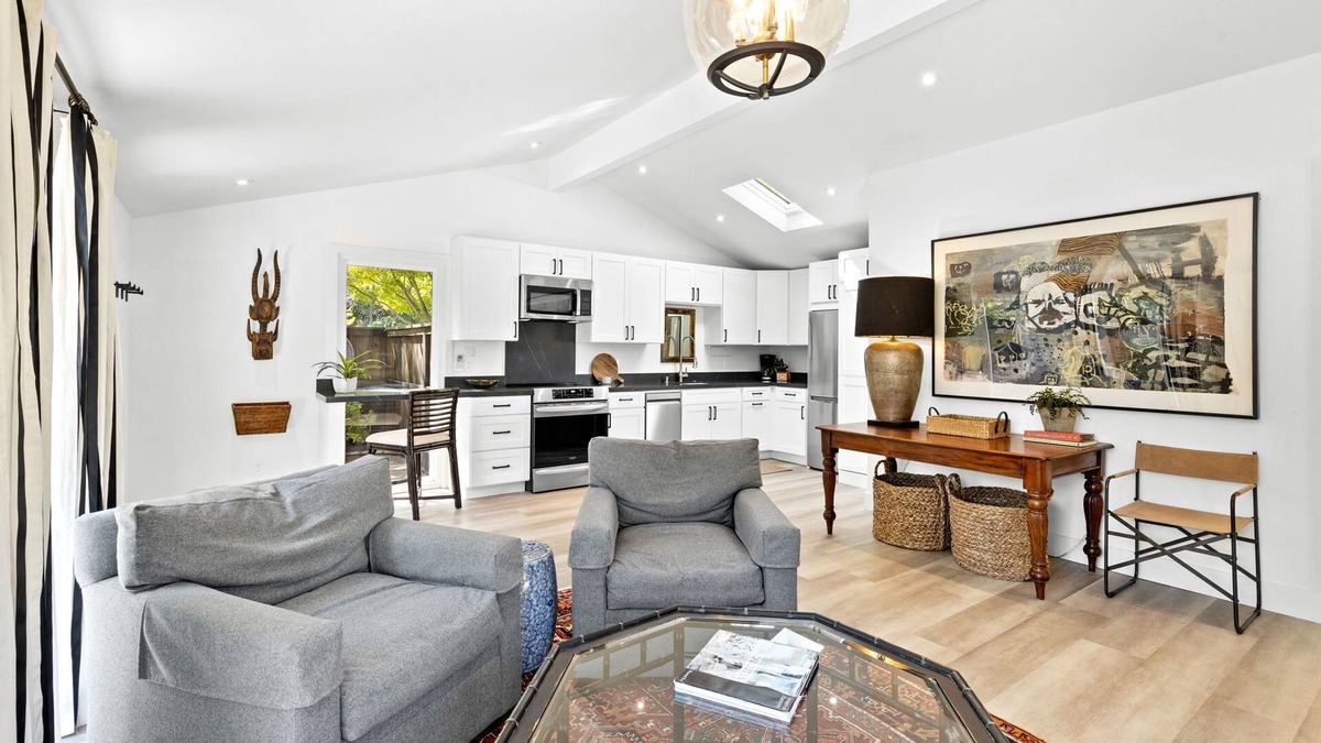 Browns Valley House | Art Collector's Sophisticated Guest House