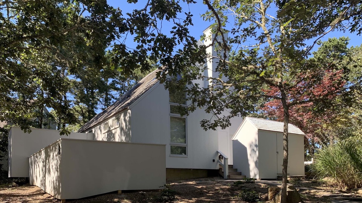 Oak Bluffs House | ART FILLED BEACH COTTAGE IN THE PRIVATE WATERFRONT COMMUNITY OF WATERVIEW FARMS!