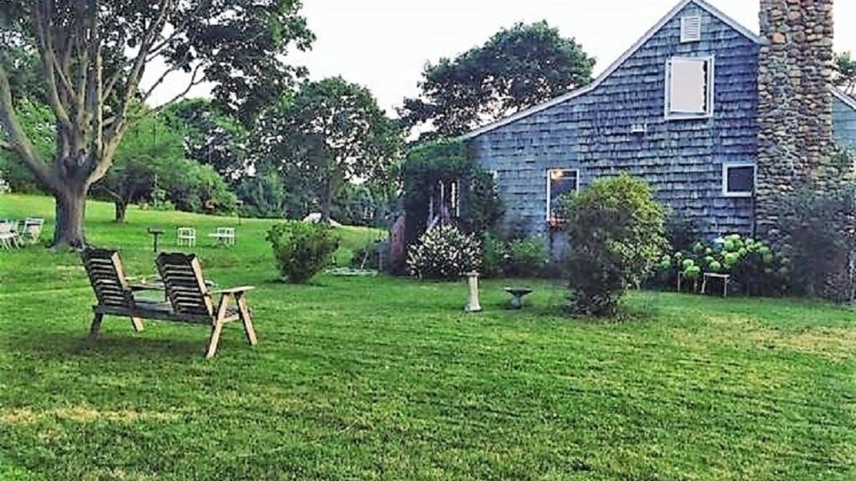 Northville House | Art filled house 3.5 acre. 1 min from beach