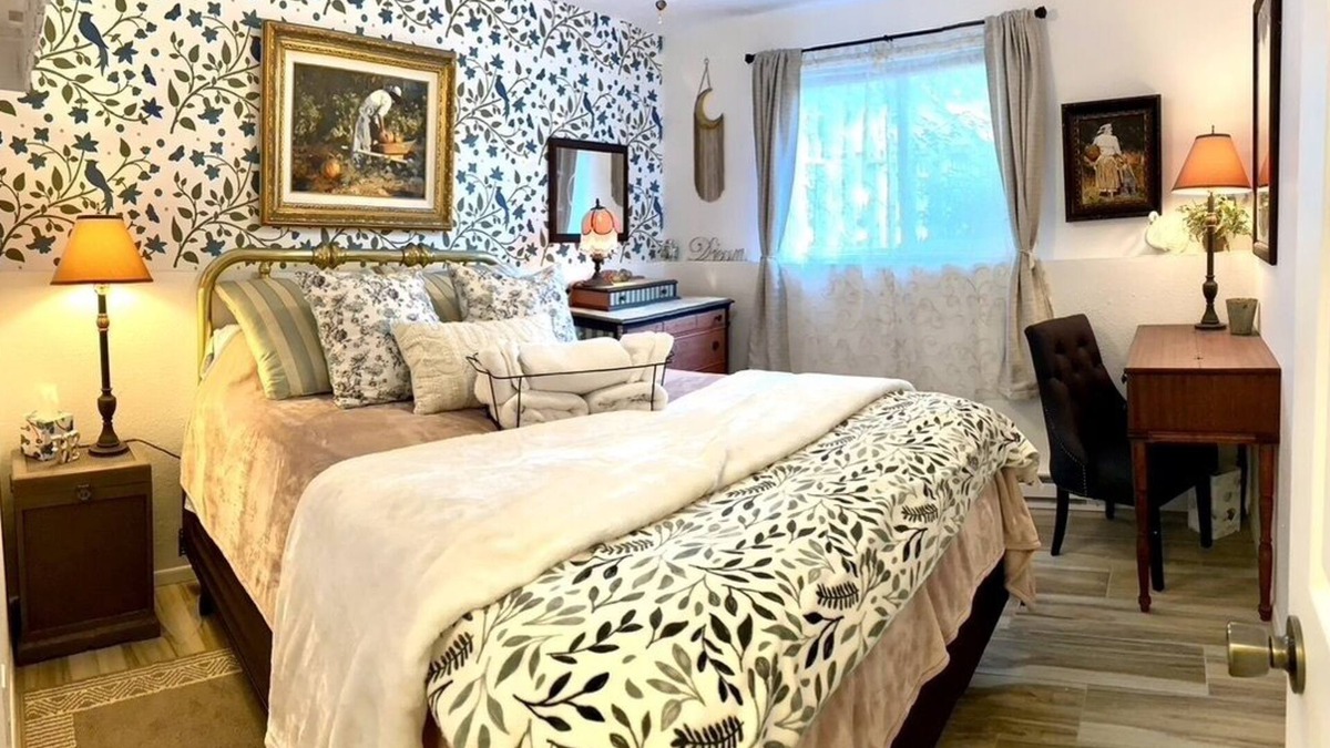 South Perry District House | Art House Down-Artsy, Pets, Comfy, Safe, Beautiful