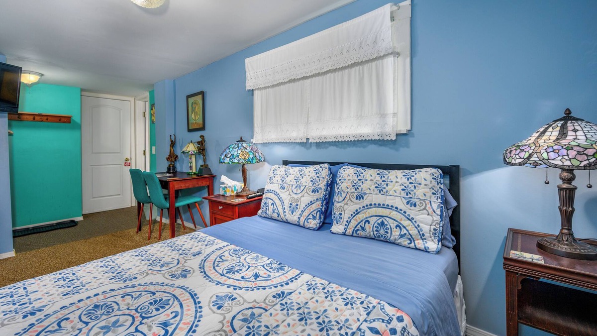 Maplecrest Bed & Breakfast | Art Nouveau Room Large room decorated in the Art Nouveau style with FULL-size bed, en suite bathroom.FREE breakfast. Sleeps 2.