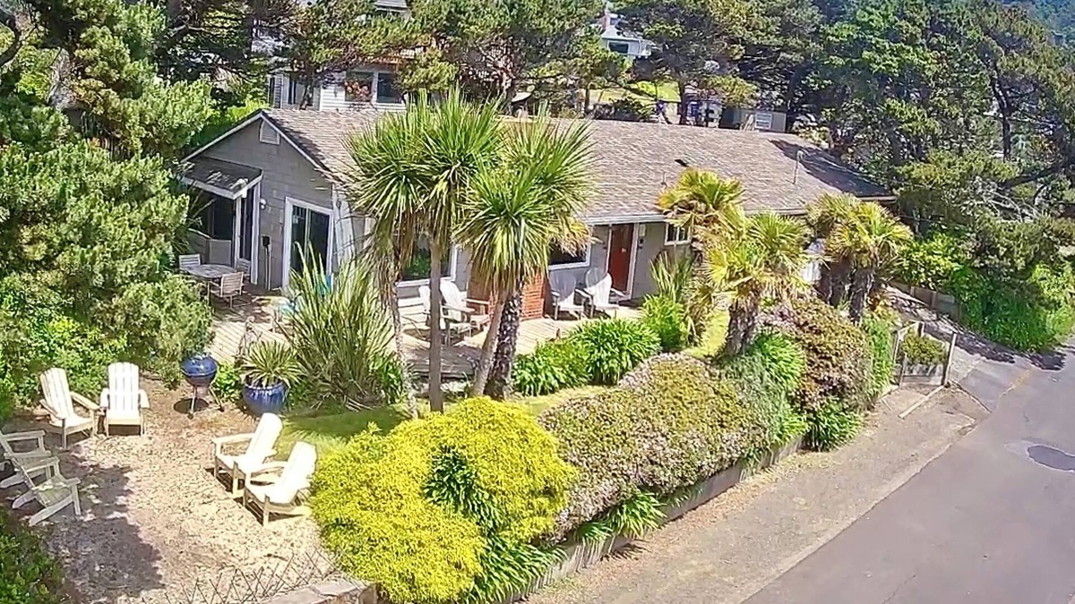 Lincoln City House | Art on the inside - beach on the outside