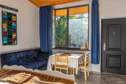 Garni House | Art Rooms Garni (Blue Edition)