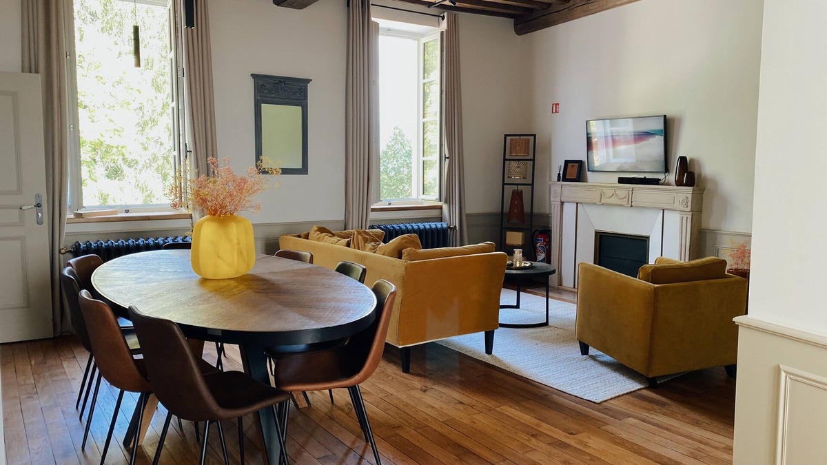 Savigny-les-Beaune Apartment | Arthur Barol-Apartment-Deluxe-Ensuite-Vineyard view
